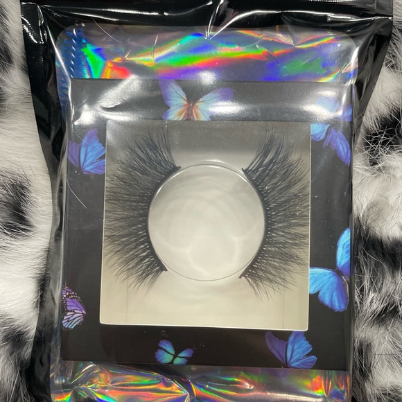 LASHES - Picture 2 of 7